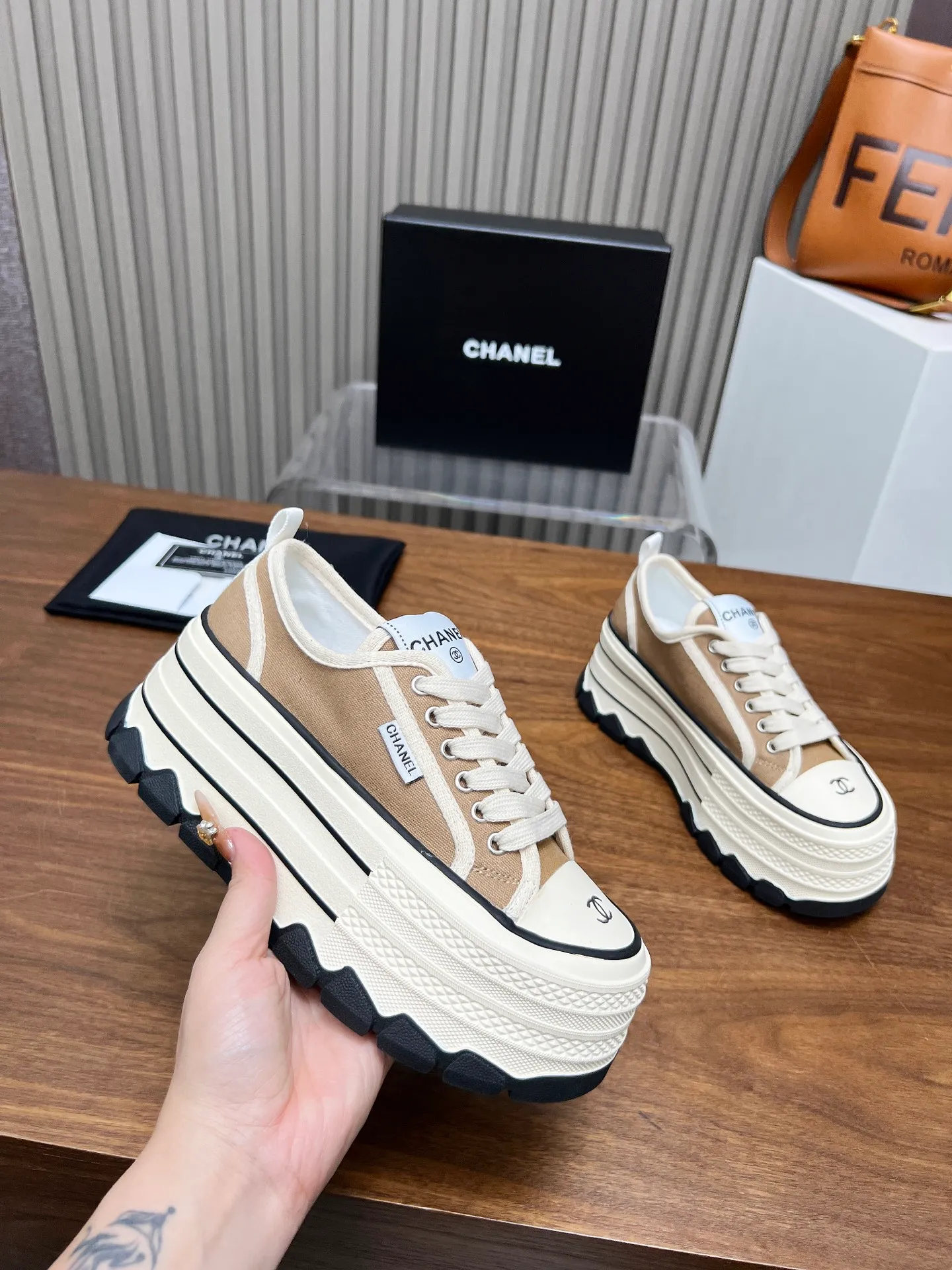 👟👟Ex-factory price 460👟👟 Top version, original quality! ! ! Chanel Chanel - 2025 biscuit shoes, the top casual sports shoes in the counter. This classic design; the style of the upper is made of various craftsmanship; the outsole is fashionable and sporty; the unusual inclusion of a variety of color matching elements... The diversified mix and match is very beautiful and versatile, casual, fashionable, sports and outdoor can be taken into account... ꫛꫀꪝ Go➫ Material: ❶Upper made of: original canvas ❷Inside made of: sheepskin ❸Outsole based on: Original TPU combination outsole, counter quality packaging, complete set for women 35–40